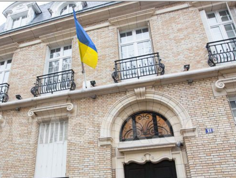 Посольство Украины во Франции открыло горячую линию для родственников пострадавших от терактов