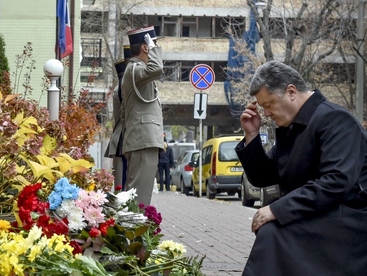 Порошенко возложил цветы возле посольства Франции в Украине