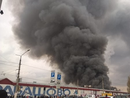В Харькове масштабный пожар на рынке 