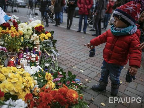 Во всем мире люди несут цветы к французским представительствам. Фоторепортаж