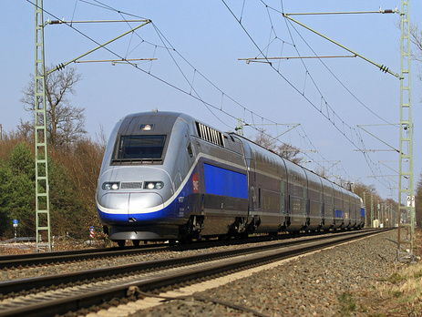 Во Франции скоростной поезд сошел с рельсов и рухнул с моста, пять человек погибли