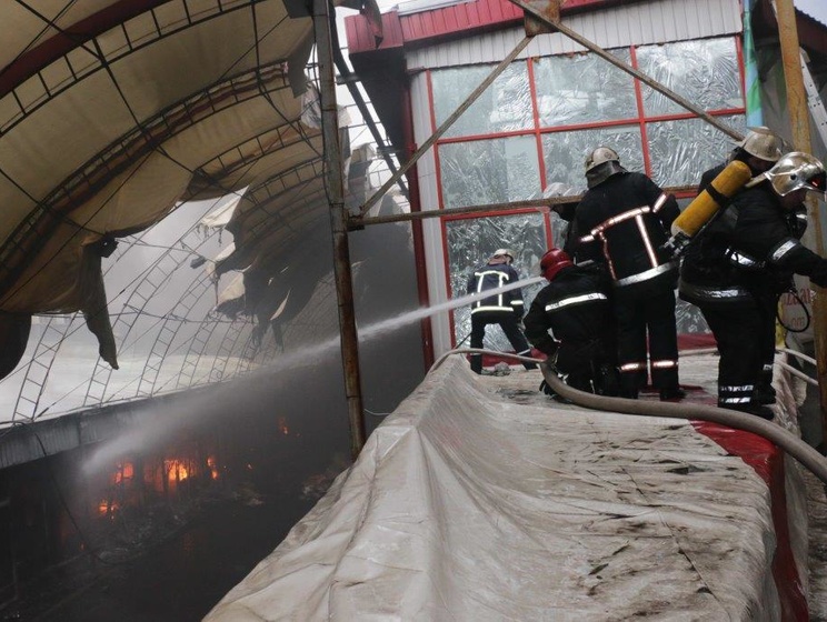 Госслужба по ЧС: Пожар на территории торгового центра "Барабашово" в Харькове ликвидирован