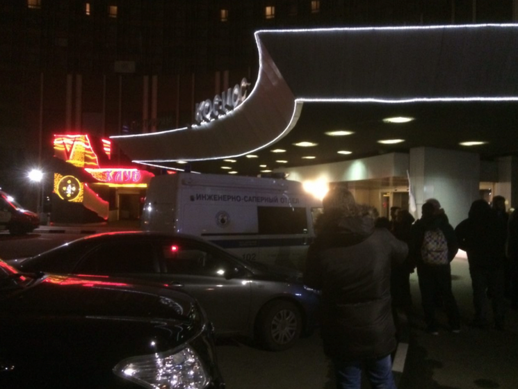 В Москве из-за угрозы взрыва эвакуировали людей из гостиницы "Космос"