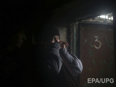 По всему Донецку слышны звуки взрывов и выстрелы. Видео