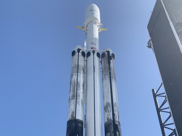 ﻿SpaceX запустила надважку ракету Falcon Heavy, один із прискорювачів розбився під час повернення на Землю