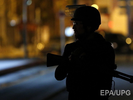 В пригороде Парижа идет антитеррористическая операция, несколько полицейских ранены