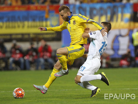 Футболистов сборной Украины после возвращения из Словении качали и обливали шампанским. Видео