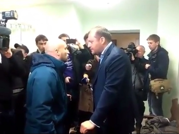 На суде по Лукаш активист побил Добкина. Видео