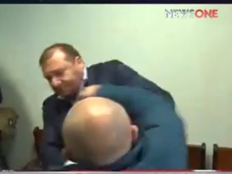 Новые кадры конфликта с Добкиным в суде по Лукаш. Активист предложил политику ехать туда, где тот 