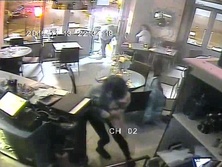 Daily Mail опубликовала кадры обстрела кафе в Париже 13 ноября. Видео