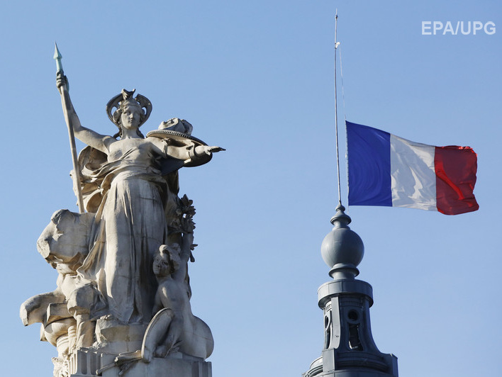 Парламент Франции продлил чрезвычайное положение на три месяца