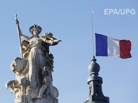 Парламент Франции продлил чрезвычайное положение на три месяца