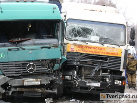 В Тверской области России фура врезалась в группу протестующих дальнобойщиков, погиб человек