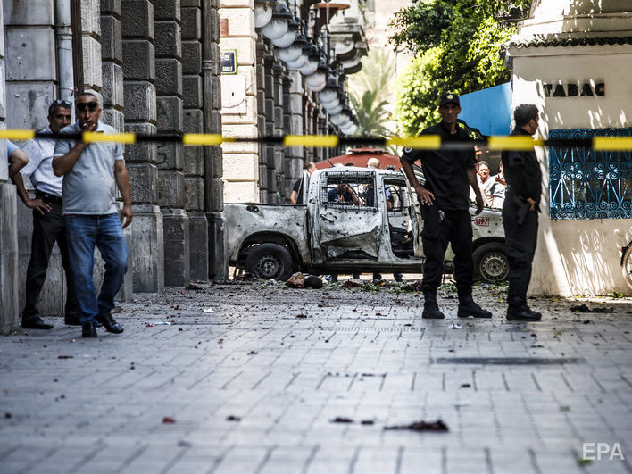 ﻿У Тунісі двоє смертників підірвалися, загинув поліцейський