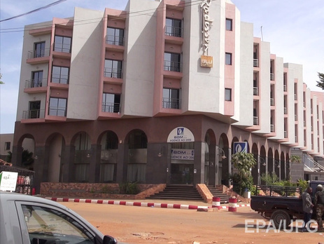 Нападение террористов на отель в Мали: 27 заложников и два боевика погибли. Фоторепортаж