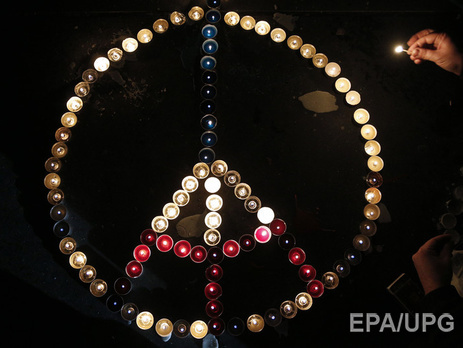 Париж отметил неделю со дня терактов: на площади Республики аплодировали в память о погибших, пели и танцевали