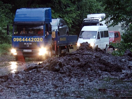 МВД: В Закарпатье сильные дожди вызвали оползни, некоторые участки дороги Мукачево – Львов перекрыты