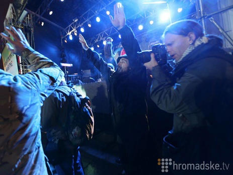 На Майдане активисты прорвались сквозь ограждение и сорвали концерт, посвященный годовщине революции. Фоторепортаж