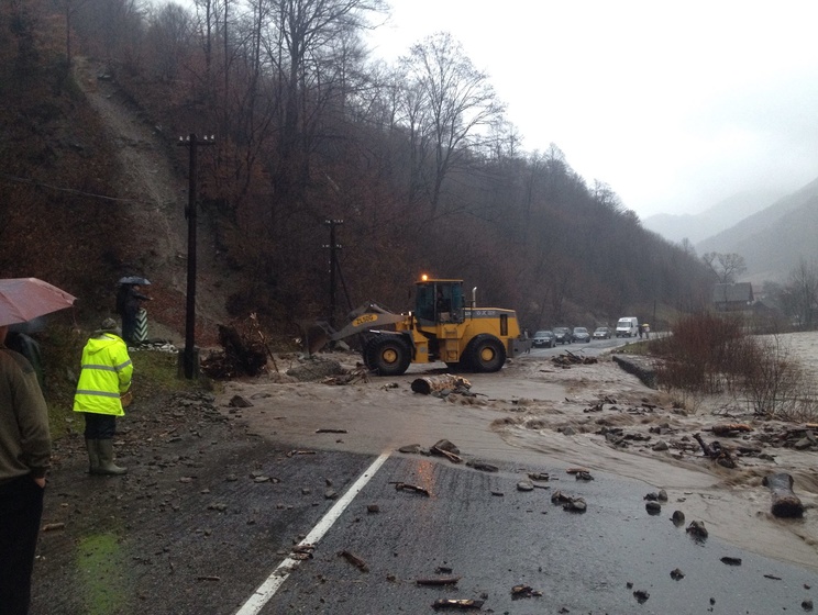 В Закарпатской области из-за сильных дождей подтопило дома и дороги