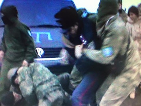 Кива: Протестующие напали на полицейских. Пострадал полковник полиции, которого со спины ударили ножом