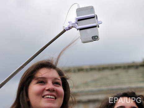 В Москве девушка упала с высоты восьми метров, пытаясь сделать селфи