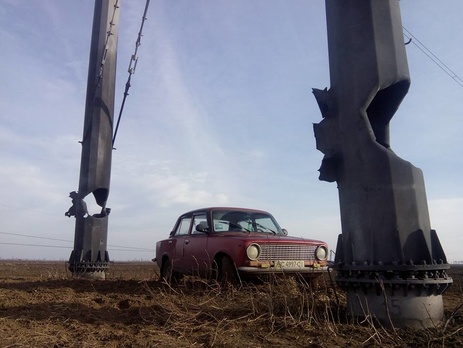 Активисты не позволяют ремонтировать линии электропередач на границе с Крымом – СМИ