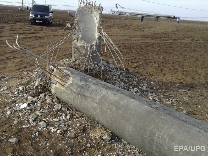 "Укрэнерго": Участники блокады Крыма готовы допустить ремонтников к электроопорам, только если разрежут провода
