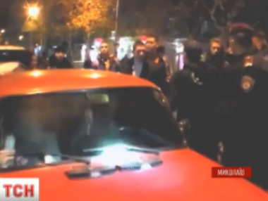 В Николаеве разъяренная толпа задержала пьяного водителя и полицейского, который его выгораживал &ndash; СМИ