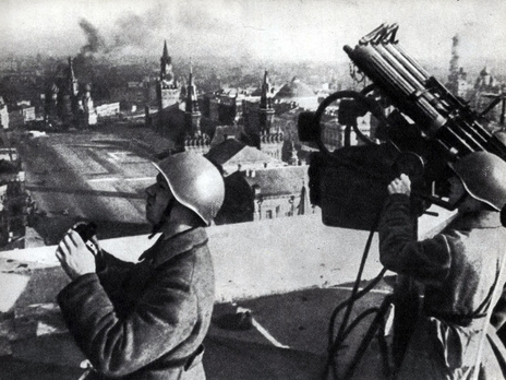 Киевлянка Хорошунова в дневнике 1941 года: Говорят, что немцев бьют под Москвой. Они не могут остановить проникновение сведений к нам