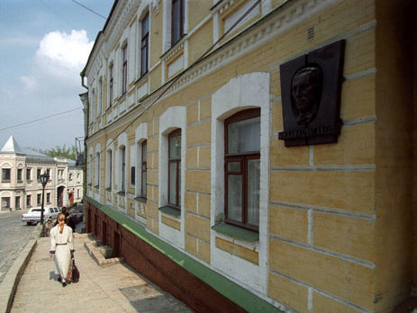 В Москве на Патриарших прудах появится памятник Булгакову