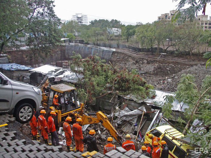17 человек погибли в результате обрушения стены здания в Индии