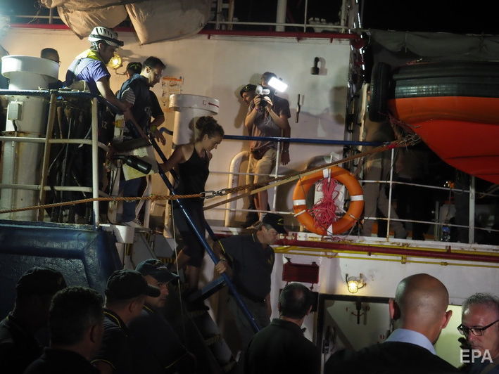 ﻿В Італії заарештували капітана, який без дозволу пришвартував судно з мігрантами