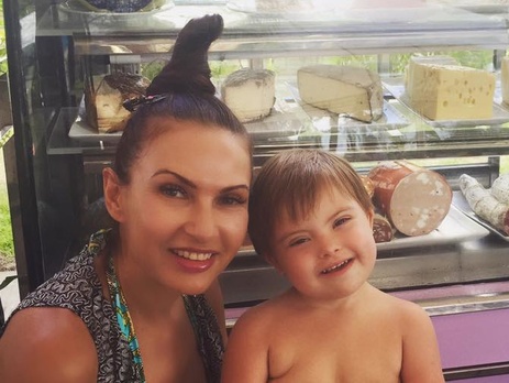 Бледанс в купальнике показала танцы с сыном на пляже