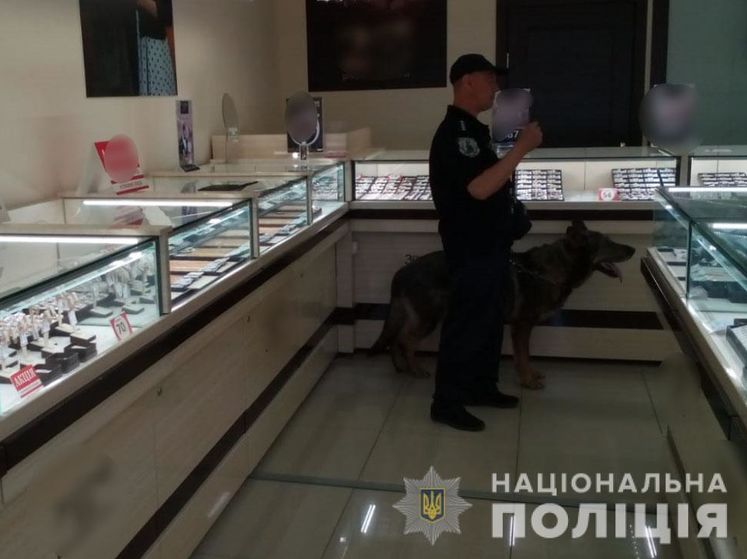 ﻿Чоловікові, який у стані сп'яніння повідомив про мінування ювелірного магазину в Харківській області, загрожує шість років ув'язнення – поліція