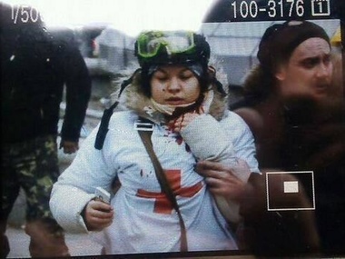 Раненая в шею на Майдане девушка-медик жива