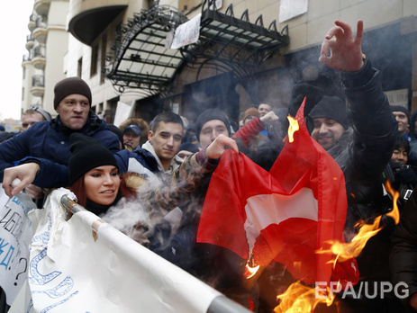 В Москве протестующие забросали турецкое посольство камнями и яйцами. Фоторепортаж