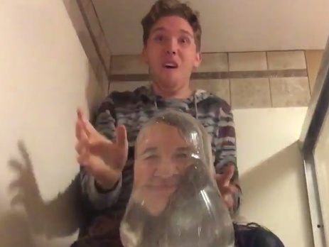 В соцсетях распространяется новый флешмоб по бросанию презервативами