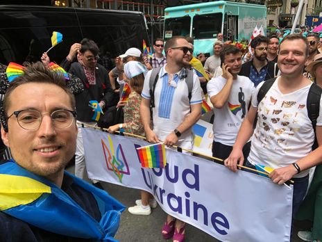 ﻿У Нью-Йорку відбувся найбільший в історії ЛГБТ-прайд, в українців була окрема колона. Фоторепортаж