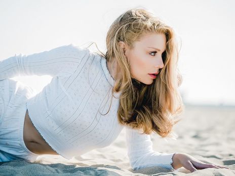 Тина Кароль в шортах и топе позировала на пляже