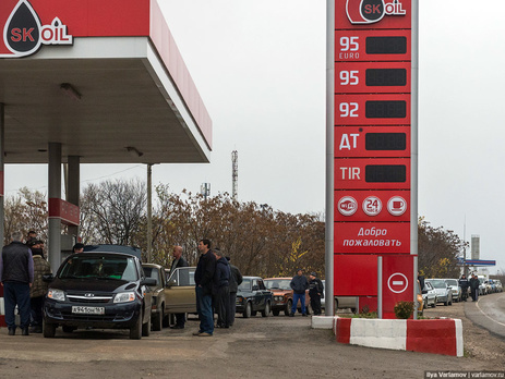 Российский блогер Варламов: Абсолютное большинство заправок в Крыму стоят пустые. Бензина нет