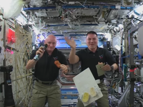 NASA показало ужин астронавтов в День благодарения. Видео