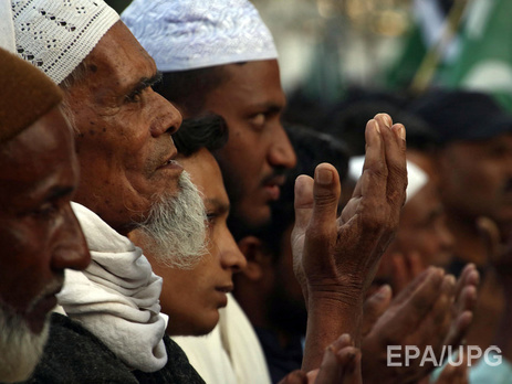 В Бангладеш террористы напали на шиитскую мечеть