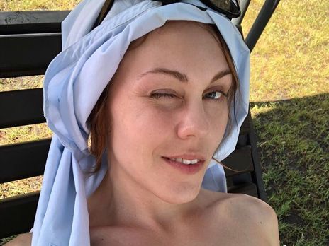 Alyosha на снимке с сыновьями показала лицо без видимого макияжа