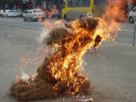 В центре Симферополя сожгли чучело с изображением Эрдогана. Фоторепортаж