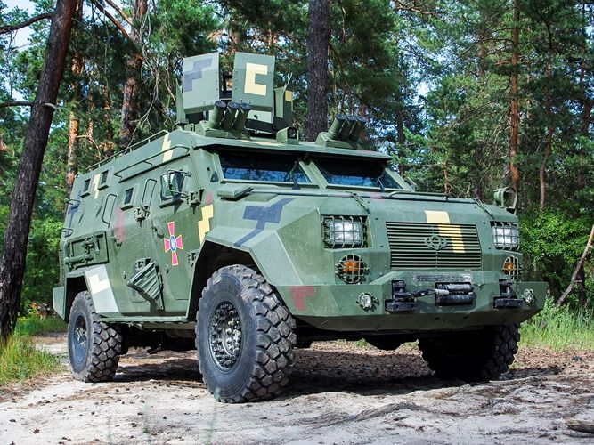 ﻿Українська армія взяла на озброєння бронеавтомобіль "Барс-8", який виробляє компанія "Богдан Моторс"