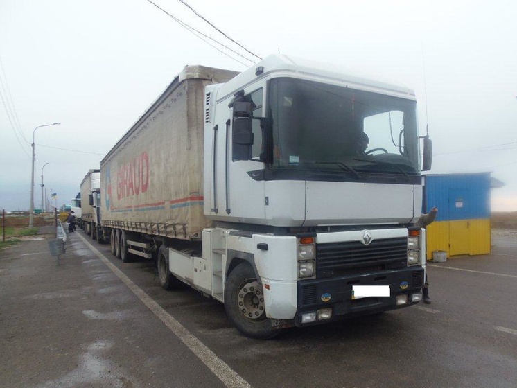 Госпогранслужба: Более 30 турецких грузовиков находятся на границе Украины и России, РФ их не пропускает