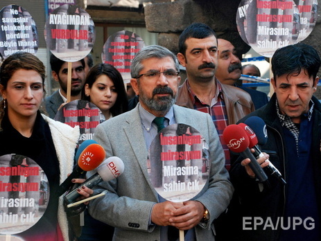 В Турции террористы открыли огонь перед мечетью, погибли два человека