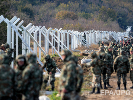 В Македонии полиция применила свето-шумовые гранаты против мигрантов