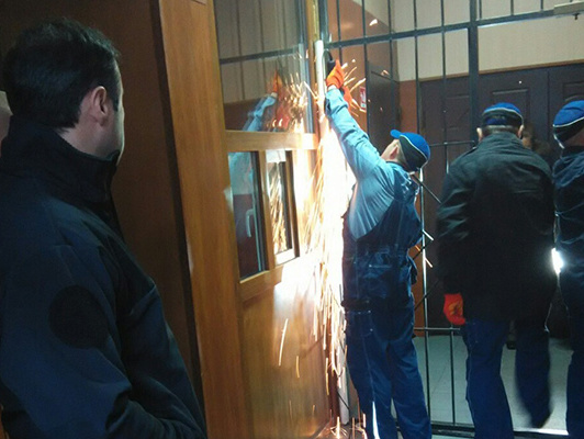 В Одесской области демонтируют решетки на входах в отделения полиции. Видео
