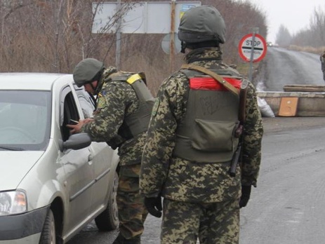 Госпогранслужба: В результате обстрела боевиками гражданского автомобиля ранен человек